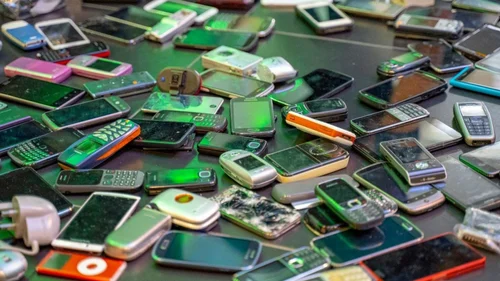 e-waste-mobiles-scrap-500x500